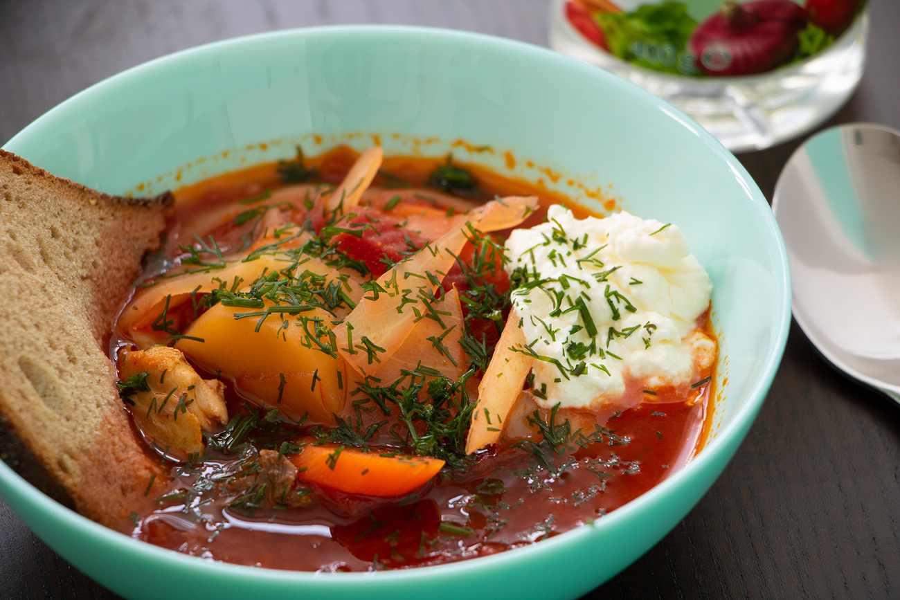 Borschtsch mit Dill und Schmand - rote Beete Suppe