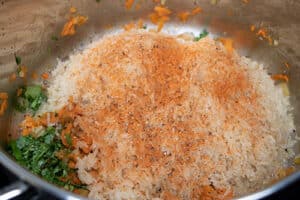 Gewürze und Reis im Topf