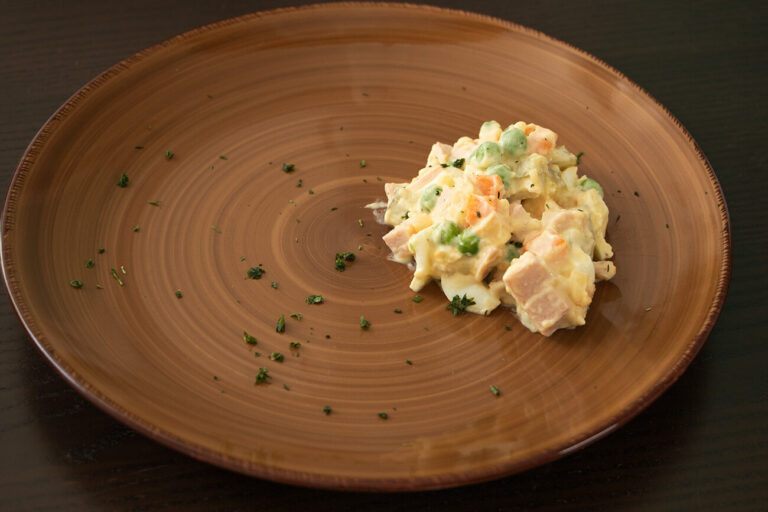 Olivier - russischer Kartoffelsalat | Russische Gerichte