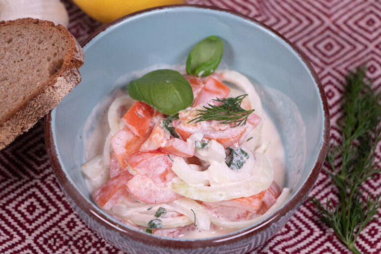 Tomatensalat mit Zwiebeln und Schmand