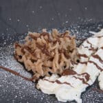 Ungarisches Kastanienpüree / Maronenpüree mit Schlagsahne und flüssiger Schokolade