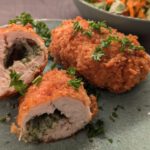Chicken Kiev fertig gekocht. Paniertes Hähnchen mit Kräuterbutterfüllung - Originalrezept.